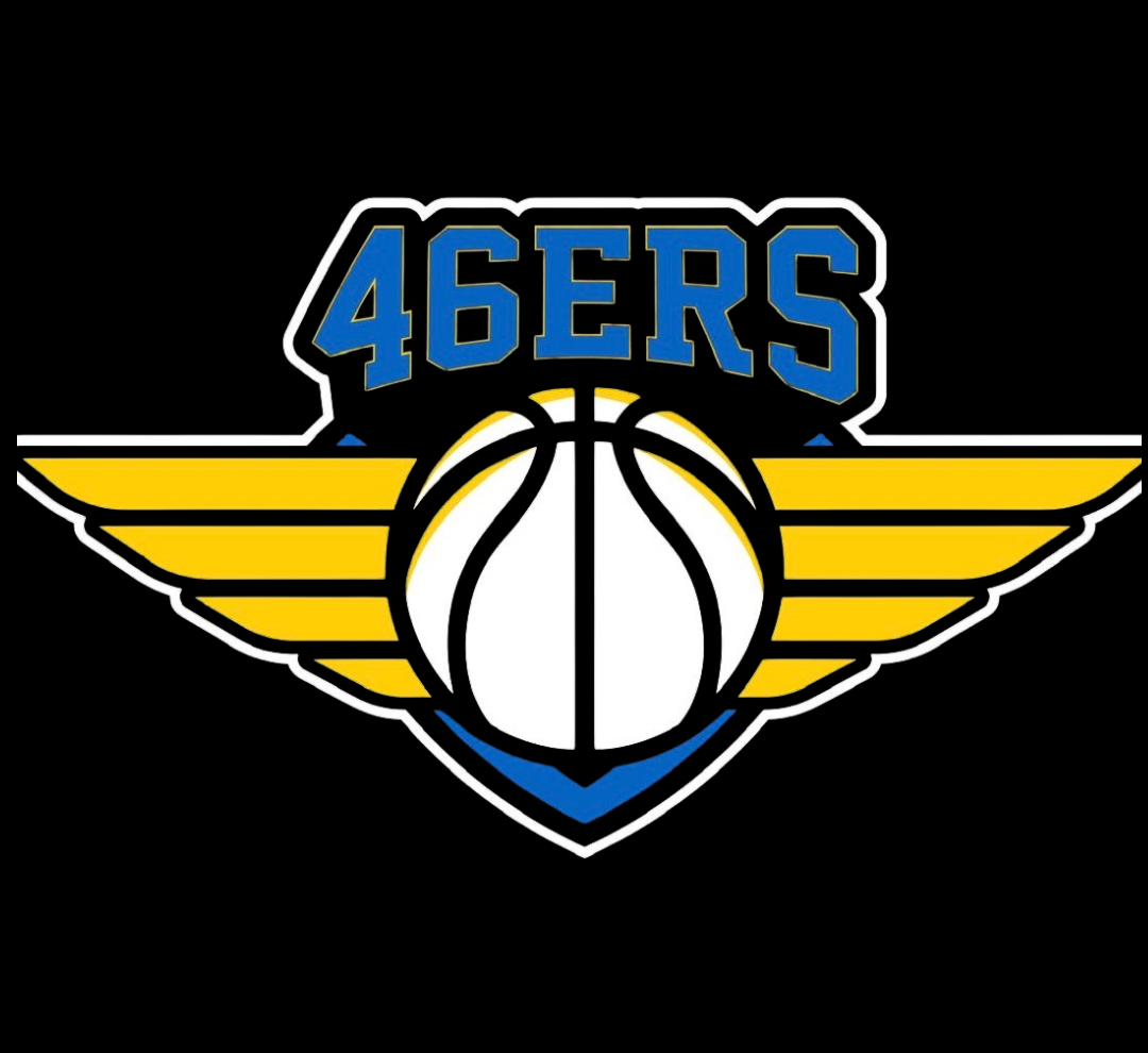 Ein stilisiertes Basketball-Logo auf schwarzem Hintergrund. Oberhalb steht in großen blauen Blockbuchstaben die Aufschrift „46ERS“. Darunter befindet sich ein weißer Basketball mit schwarzen Linien, flankiert von breiten, gelben Flügeln auf beiden Seiten. Die Elemente sind mit einer weißen Kontur umrandet.